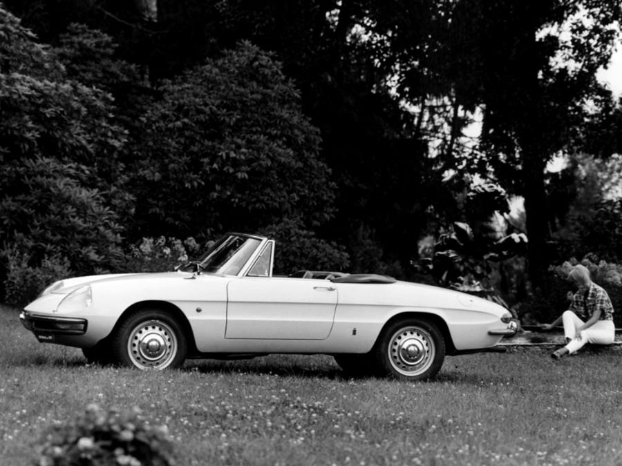  Alfa Romeo Spider 1600 Duetto (105) 1966 года  (фото 38 из 41)